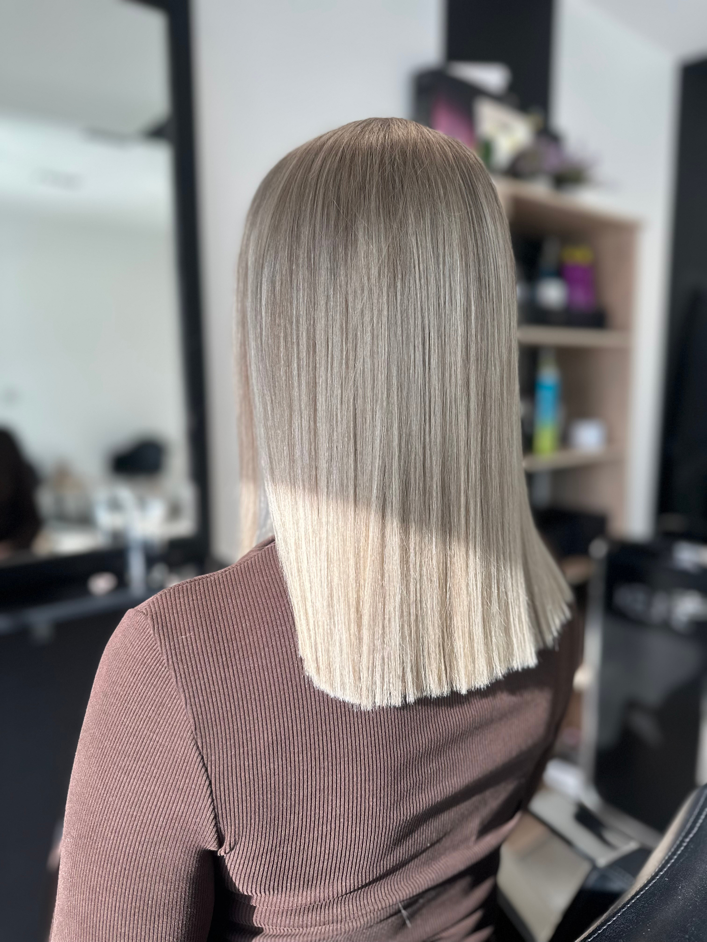 Svetli prameni s hladnim blond odtenkom